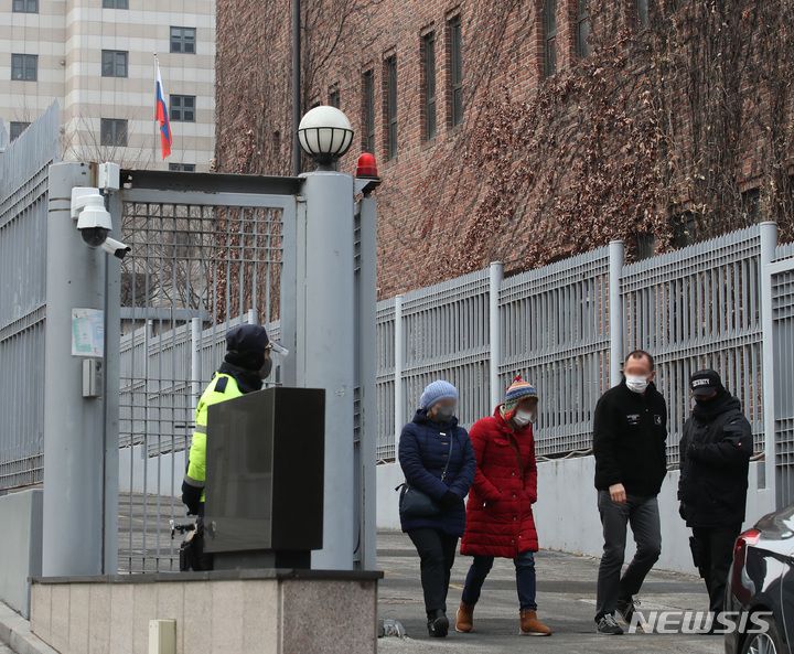 [서울=뉴시스] 조수정 기자 = 러시아가 우크라이나를 침공한 가운데 25일 서울 중구 정동 주한러시아대사관에서 대사관 관계자들이 나오고 있다.  2022.02.25. chocrystal@newsis.com