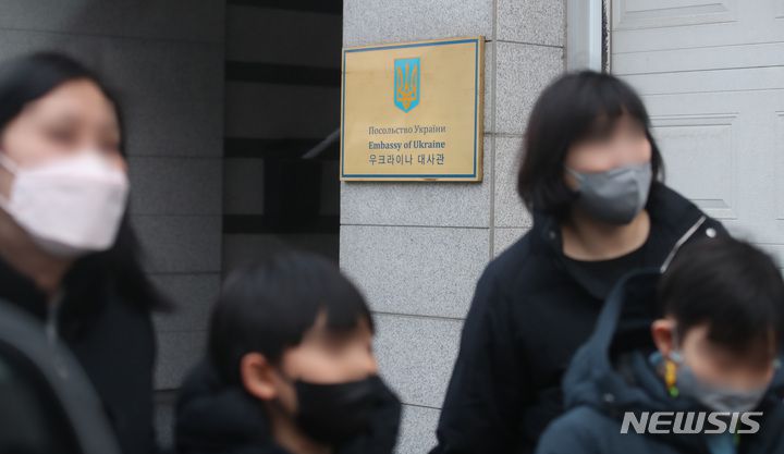 [서울=뉴시스] 조수정 기자 = 러시아가 우크라이나를 침공한 가운데 25일 서울 용산구 주한 우크라이나대사관 앞으로 시민들이 오가고 있다. 2022.02.25. chocrystal@newsis.com