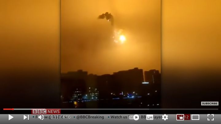 [서울=뉴시스]26일(현지시간)오전 우크라이나 수도 키예프 상공의 폭발 장면. (사진출처: BBC 유튜브 캡쳐) 2022.0226.