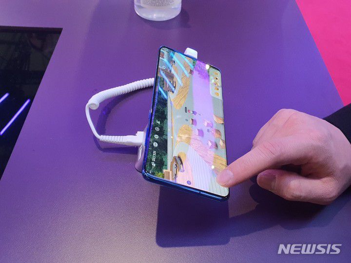 [바르셀로나=뉴시스] 세계 최대의 이동통신기술 분야 전시회 '모바일월드콩그레스(MWC) 2022'가 1일(현지시간) 스페인 바르셀로나에서 열리고 있다. 사진은 피라 그란 비아 전시장에 마련된 SK텔레콤 전시 부스에서 한 관람객이 메타버스 서비스 '이프랜드'를 체험하는 모습. 2022.3.1