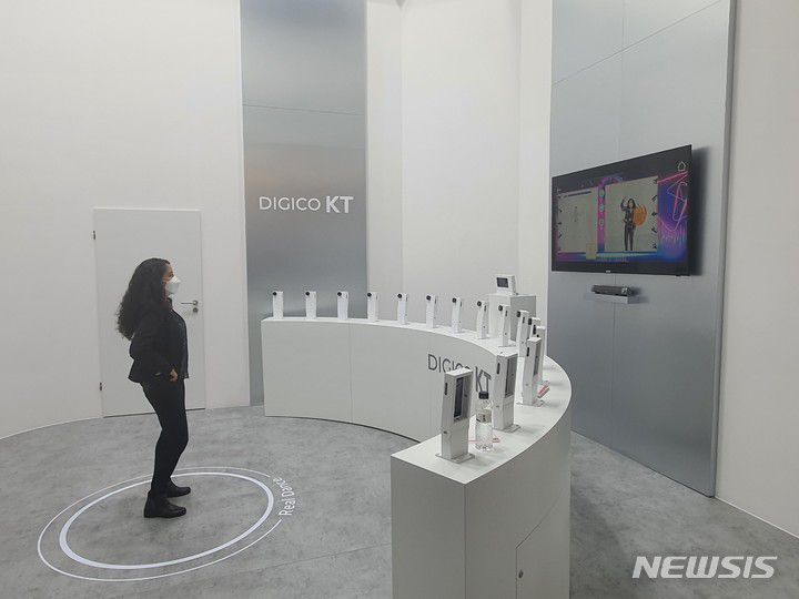 [바르셀로나=뉴시스] 세계 최대의 이동통신기술 분야 전시회 '모바일월드콩그레스(MWC) 2022'가 2일(현지시간) 스페인 바르셀로나에서 열리고 있다. 사진은 피라 그란 비아 전시장에 마련된 KT 전시 부스에서 한 관람객이 인공지능(AI) 기술로 춤을 즐길 수 있는 '리얼 댄스'를 체험하는 모습. 2022.3.2