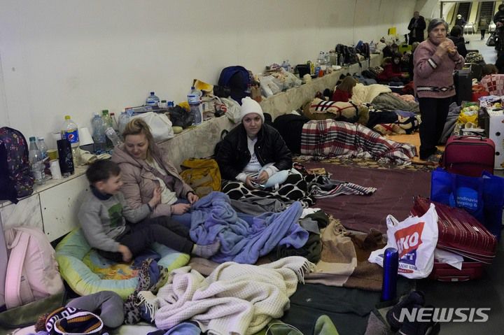 [크이우=AP/뉴시스] 2일(현지시간) 우크라이나 크이우(키예프)에서 시민들이 방공호로 사용되는 지하철역에 대피해 있다. 러시아군의 우크라이나 민간지역 공격이 확산하면서 볼로디미르 젤렌스키 우크라이나 대통령은 이를 테러라고 칭하며 러시아를 향해 휴전 협상을 하려면 폭격을 멈추라고 말했다. 2022.03.02.