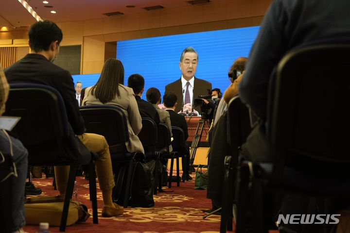 [베이징=AP/뉴시스]왕이(王毅) 중국 외교부장이 7일 베이징에서 열린 전인대 회의와 별도로 화상으로 열린 원격 기자회견에서 발언하고 있다. 왕 부장은 중국은 러시아의 우크라이나 침공에 대한 비난을 거부하며, 러시아는 중국의 가장 중요한 전략적 파트너라고 말했다. 2022.3.7