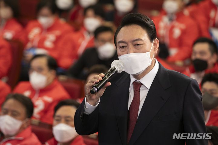 [서울=뉴시스] 김선웅 기자 = 윤석열 대통령 당선인이 10일 새벽 서울 여의도 국회 도서관에 마련된 국민의힘 개표상황실을 찾아 당선 소감을 말하고 있다. (공동취재사진) 2022.03.10. photo@newsis.com