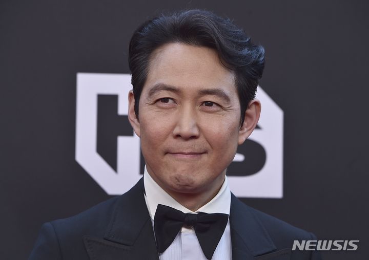 [로스앤젤레스=AP/뉴시스] 이정재가 13일(현지시간) 미국 로스앤젤레스(LA) 페어몬트 센추리 플라자 호텔에서 열린 제27회 미국 크리틱스초이스 시상식에 도착해 포토타임을 갖고 있다. 2022.03.14.