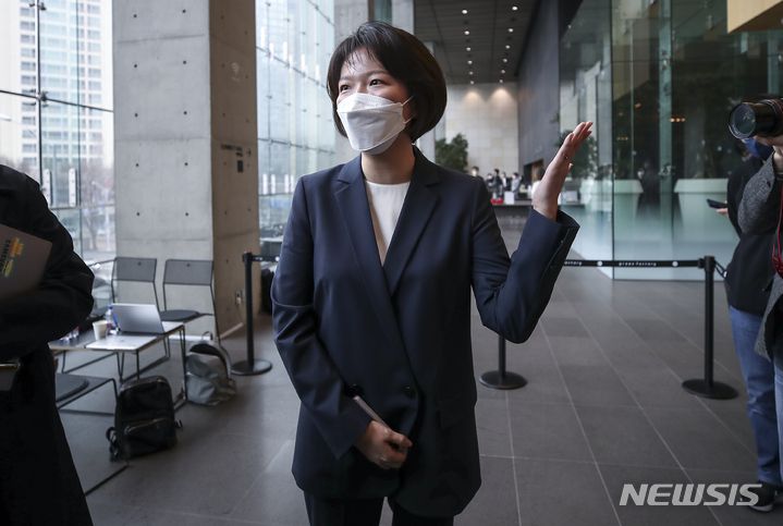 [성남=뉴시스] 최수연 네이버 신임 대표이사가 지난 3월14일 오전 경기 성남시 네이버 그린팩토리에서 열린 주주총회를 마친 뒤 취재진의 질문에 답하고 있는 모습. 그는 포브스 선정 '2023년 가장 영향력 있는 여성 100명' 중 96위를 기록했다. (사진=뉴시스 정병혁 기자) 2023.12.06.