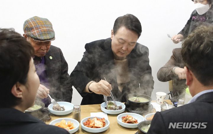 [서울=뉴시스] 국회사진기자단 = 윤석열 대통령 당선인이 14일 당선 후 첫 외부 공식일정으로 서울 중구 남대문시장을 찾아 상인회 회장단과 간담회 마친 뒤 식사를 하고 있다. 2022.03.14. photo@newsis.com