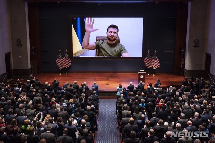 [워싱턴=AP/뉴시스] 볼로디미르 젤렌스키 우크라이나 대통령이 16일(현지시간) 화상을 통해 미국 의회 연설을 하고 있다. 젤렌스키 대통령은 자국민의 공포를 미국의 9·11사태에 비유하며 더 많은 지원을 요청했다. 2022.03.17.
