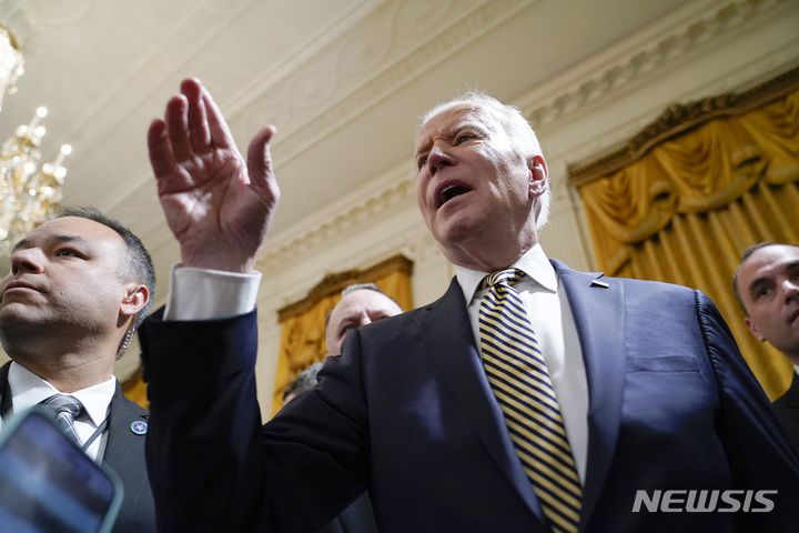 [워싱턴=AP/뉴시스] 조 바이든 미국 대통령이 16일(현지시간) 워싱턴 백악관 이스트룸에서  블라디미르 푸틴 러시아 대통령에 대한 질문에 답하고 있다. 바이든 대통령은 푸틴을 "전범"이라고 칭했다. 2022.03.17.