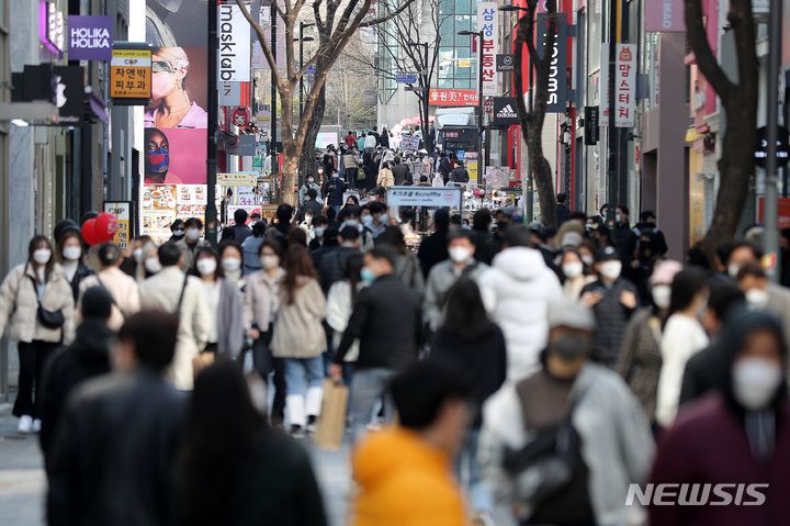 [서울=뉴시스] 백동현 기자 = 거리두기 완화 하루 전인 20일 오후 서울 중구 명동거리가 주말을 즐기는 시민들로 북적이고 있다. 지난 18일 정부는 코로나19 사회적 거리두기에 따른 사적모임 제한을 21일부터 6인에서 8인으로 확대한다고 밝혔다. 2022.03.20. livertrent@newsis.com