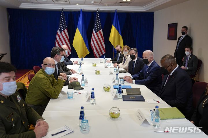 [바르샤바=AP/뉴시스] 26일(현지시간) 폴란드 바르샤바에서 조 바이든 미국 대통령이 앤서니 블링컨 국무장관, 로이드 오스틴 국방장관과 드미트로 쿨레바 우크라이나 외무장관, 올렉시 레스니코프 우크라이나 국방장관 간 2+2 회담에 참석하고 있다. 2022.03.27