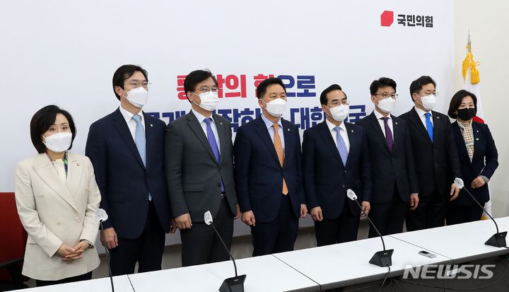 [서울=뉴시스] 고범준 기자 = 박홍근 더불어민주당 신임 원내대표가 29일 오후 서울 여의도 국회에서 김기현 국민의힘 원내대표를 예방해 기념촬영을 하고 있다. (공동취재사진) 2022.03.29. photo@newsis.com