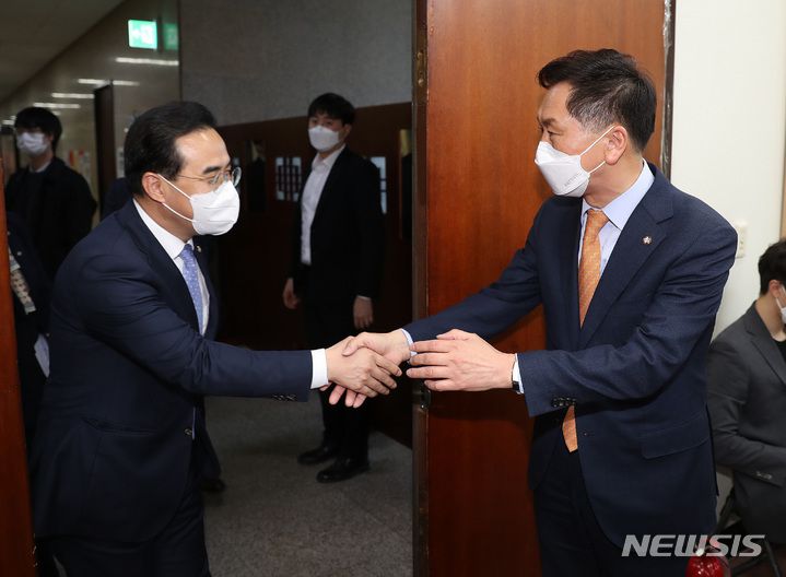 [서울=뉴시스] 고범준 기자 = 박홍근 더불어민주당 신임 원내대표(왼쪽)가 29일 오후 서울 여의도 국회에서 김기현 국민의힘 원내대표를 예방하고 있다. (공동취재사진) 2022.03.29. photo@newsis.com