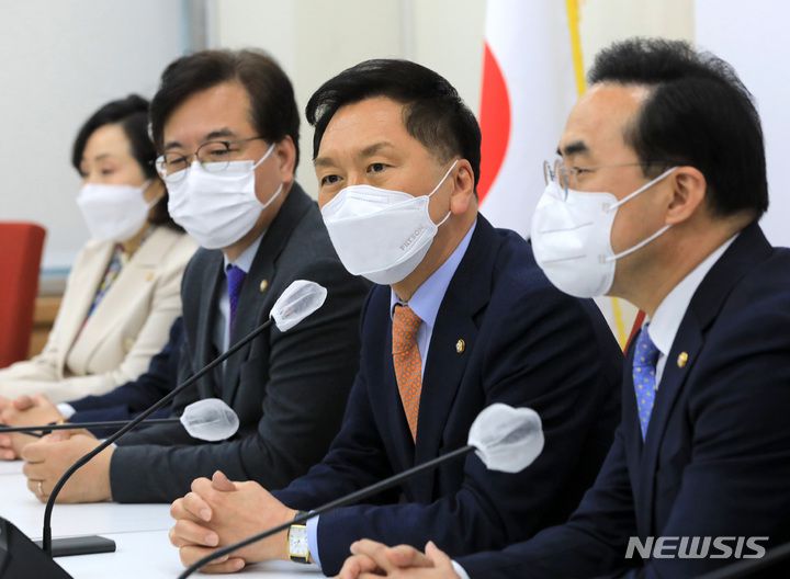 [서울=뉴시스] 고범준 기자 = 김기현 국민의힘 원내대표가 29일 오후 서울 여의도 국회에서 박홍근 더불어민주당 신임 원내대표를 접견하며 인사말을 하고 있다. (공동취재사진) 2022.03.29. photo@newsis.com