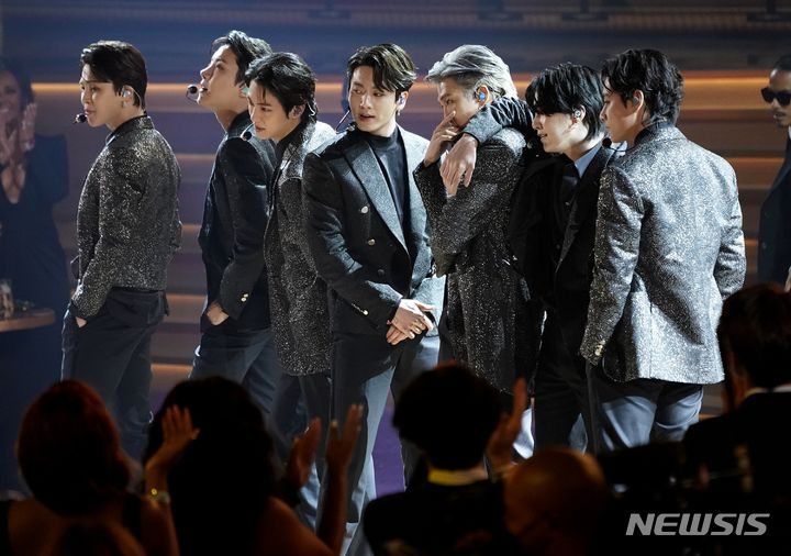 [라스베이거스=AP/뉴시스] 그룹 방탄소년단(BTS)이 3일(현지시간) 미 네바다주 라스베이거스의 MGM 그랜드 가든 아레나에서 열린 제64회 그래미 시상식에 참석해 '버터' 공연을 펼치고 있다. 2022.04.04.
