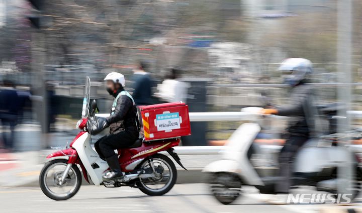 [서울=뉴시스] 김병문 기자 = 한국농촌경제연구원(KREI)가 지난해 외식업체 3곳 중 1곳이 배달앱을 이용했다고 밝힌 가운데 지난 4월4일 오후 서울 종로구 시내에서 배달 노동자가 배달업무를 하고 있다. 2022.04.04. dadazon@newsis.com