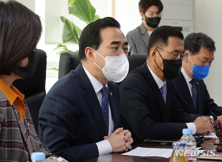 [서울=뉴시스] 국회사진기자단 =  박홍근 더불어민주당 원내대표가 7일 서울 여의도 한국노총을 방문해 김동명 한국노총 위원장과의 면담에서 발언하고 있다. 2022.04.07. photo@newsis.com