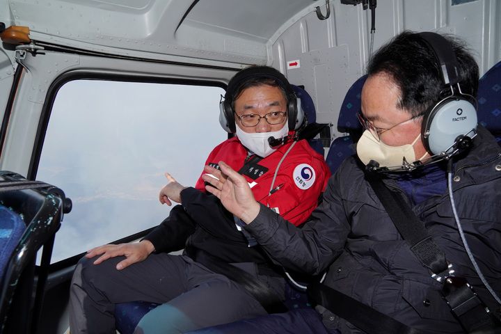 [대전=뉴시스] 11일 최병암 산림청장(왼쪽)이 허영 국회의원과 공중지휘헬기를 타고 강원 양구산불 진행상황을 파악하고 있다.(사진=산림청 제공) *재판매 및 DB 금지