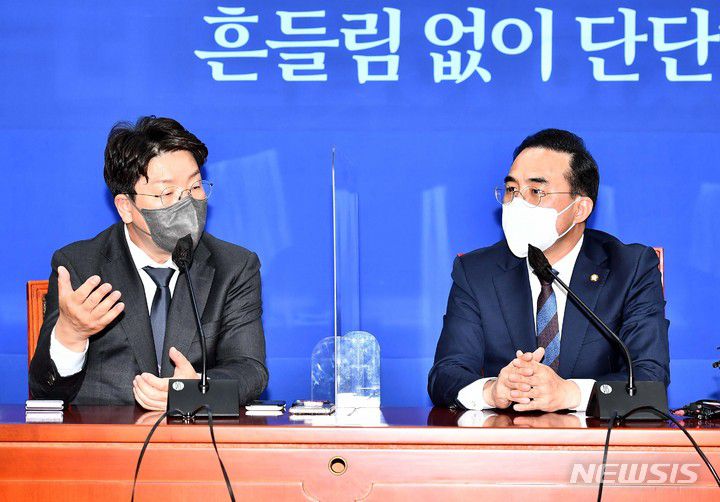 [서울=뉴시스] 고범준 기자 = 11일 서울 여의도 국회에서 박홍근(오른쪽) 더불어민주당 원내대표가 권성동 국민의힘 신임 원내대표의 예방을 받고 대화하고 있다. (공동취재사진) 2022.04.11. photo@newsis.com