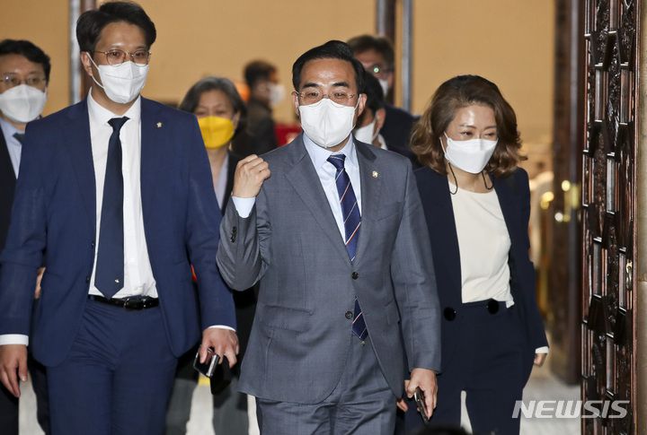 [서울=뉴시스] 최진석 기자 = 박홍근 더불어민주당 원내대표가 지난 12일 오후 서울 여의도 국회에서 열린 제83차 정책의원총회를 마친 뒤 회의장을 나서고 있다. 2022.04.12. photo@newsis.com