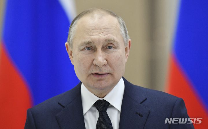 [아무르(러시아)=AP/뉴시스] 블라디미르 푸틴 러시아 대통령이 지난 12일(현지시간) 아무르 지역 보스토치니 우주기지에서 연설을 하고 있다. 2022.04.15.