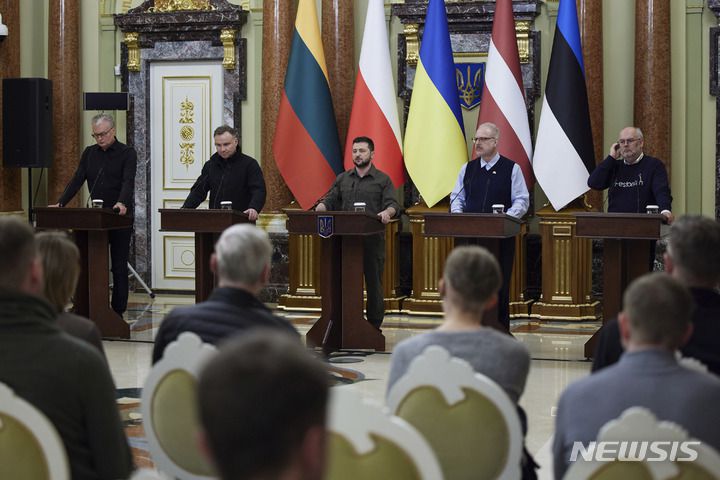 [키이우=AP/뉴시스] 13일(현지시간) 우크라이나를 지지방문한 폴란드와 발트3국 정상들이 볼로디미르 젤렌스키 우크라이나 대통령(가운데)과 정상회담 후 공동 기자회견을 하고 있다. 왼쪽부터 기타나스 나우세다 리투아니아 대통령, 안제이 두다 폴란드 대통령, 젤렌스키 대통령, 에길스 레비츠 라트비아 대통령, 알라르 카리스 에스토니아 대통령. 2022.04.14.