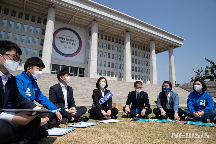 [서울=뉴시스] 전진환 = 박주민 더불어민주당 의원이 17일 오전 서울 여의도 국회 본청 앞에서 열린 6.1 지방선거 청년 출마예정자들의 기자회견 후 간담회를 하고 있다. 2022.04.17.  photo@newsis.com