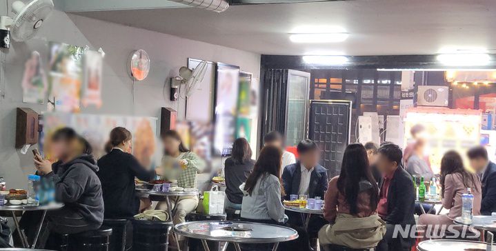 [대구=뉴시스] 고여정 기자 = 거리두기가 해제되는 18일 오후 한 식당에서 손님들이 저녁을 먹고 있다. 2022.04.18 ruding@newsis.com