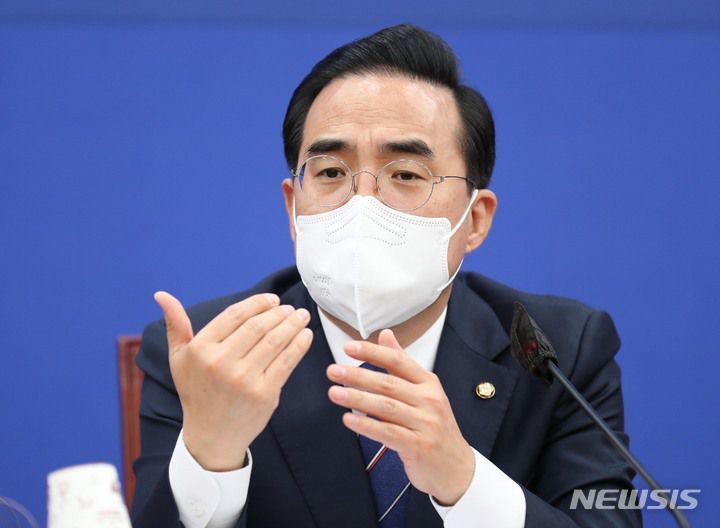 [서울=뉴시스] 전진환 = 박홍근 더불어민주당 원내대표가 18일 오전 서울 여의도 국회에서 열린 현안 기자간담회에 참석해 기자들의 질문에 답하고 있다. 2022.04.18.  photo@newsis.com