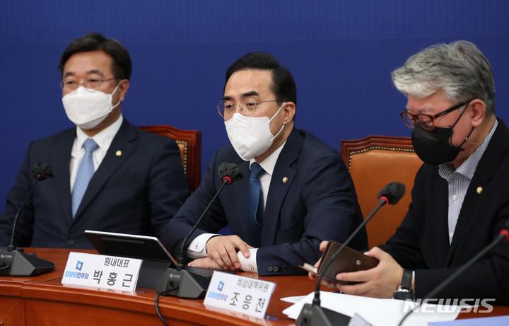 [서울=뉴시스] 전진환 = 박홍근 더불어민주당 원내대표가 20일 서울 여의도 국회에서 열린 비상대책위원회의에서 발언하고 있다. (공동취재사진) 2022.04.20.  photo@newsis.com