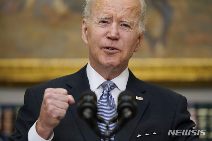 [워싱턴=AP/뉴시스] 조 바이든 미국 대통령이 21일(현지시간) 백악관 루스벨트룸에서 연설하고 있다. 2022.04.22.