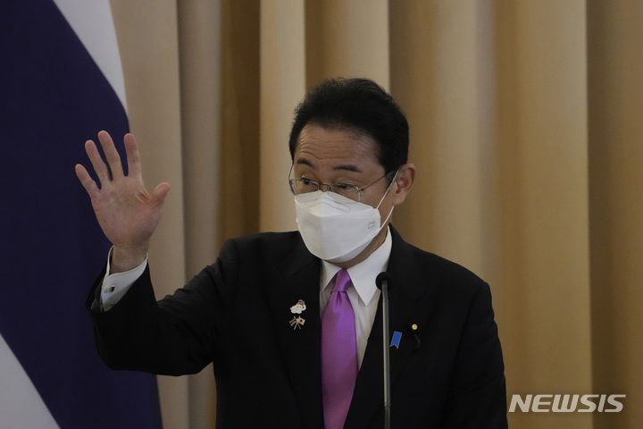 [방콕(태국)=AP/뉴시스]지난 2일 태국 방콕 정부 청사에서 기시다 후미오 일본 총리가 쁘라윳 짠오차 태국 총리와 공동 기자회견 도중 손을 흔들고 있다. 2022.05.03.