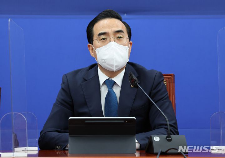 [서울=뉴시스] 전진환 기자 = 박홍근 더불어민주당 원내대표가 3일 국회에서 열린 원내대책회의에서 발언하고 있다. (공동취재사진) 2022.05.03.  photo@newsis.com