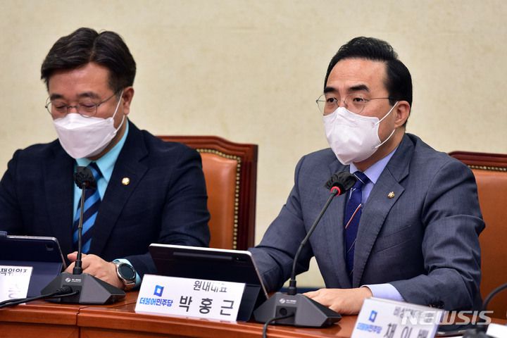 [서울=뉴시스] 전진환 기자 = 박홍근 더불어민주당 원내대표가 4일 서울 여의도 국회에서 열린 비상대책위원회의에서 발언하고 있다. (공동취재사진) 2022.05.04.  photo@newsis.com