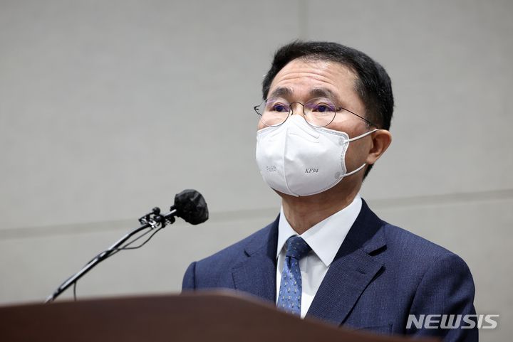 [과천=뉴시스] 최동준 기자 = 지난 4일 경기 과천시 정부과천청사 고위공직자범죄수사처에서 여운국 차장이 고발사주 의혹 수사 결과 브리핑을 하고 있다. (공동취재사진) 2022.05.04. photo@newsis.com
