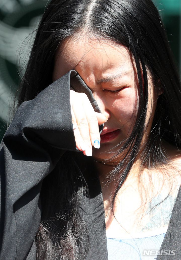 [서울=뉴시스] 배훈식 기자 =  '국정 농단' 사건으로 수감 중인 최서원(개명 전 최순실)씨의 딸 정유라(왼쪽 두번째)씨가 4일 오전 서울 종로구 서울경찰청 민원실 앞에서 조국 전 법무부 장관 등 3인에 대한 명예훼손 등의 혐의 고소 취지를 설명하다 눈물을 보이고 있다. 2022.05.04. dahora83@newsis.com