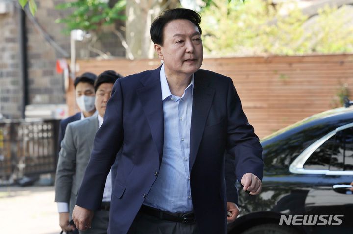 [서울=뉴시스] 인수위사진기자단 = 윤석열 대통령 당선인이 지난 5일 오후 서울 종로구 통의동 대통령직인수위원회로 출근하고 있다. 2022.05.05. photo@newsis.com