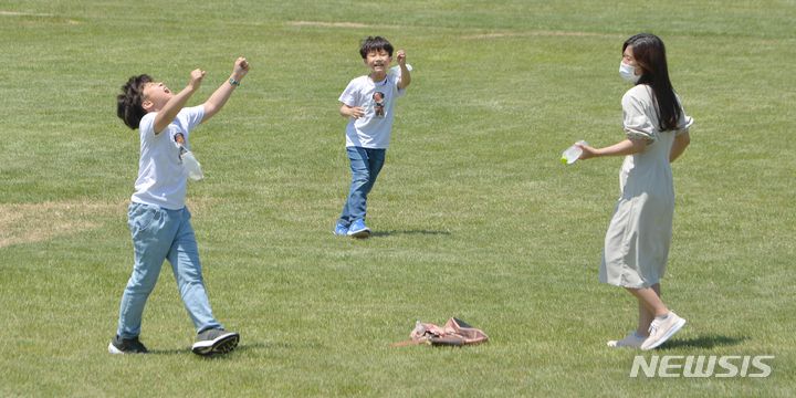 [광주=뉴시스] 변재훈 기자 = 광주 동구 국립아시아문화전당 하늘마당에서 마스크를 벗은 어린이들이 뛰놀고 있다. 2022.05.05. wisdom21@newsis.com