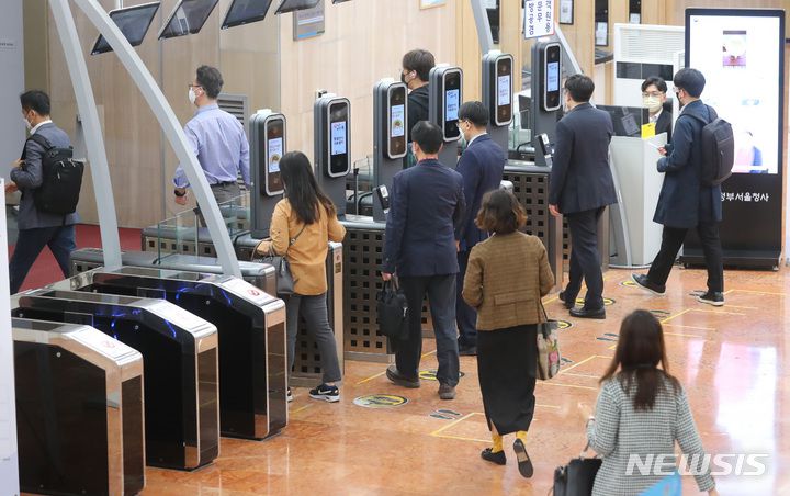 [서울=뉴시스] 배훈식 기자 = 윤석열 정부가 출범한 10일 오전 서울 종로구 정부서울청사로 공무원들이 새정부 첫 출근을 하고 있다. 2022.05.10. dahora83@newsis.com