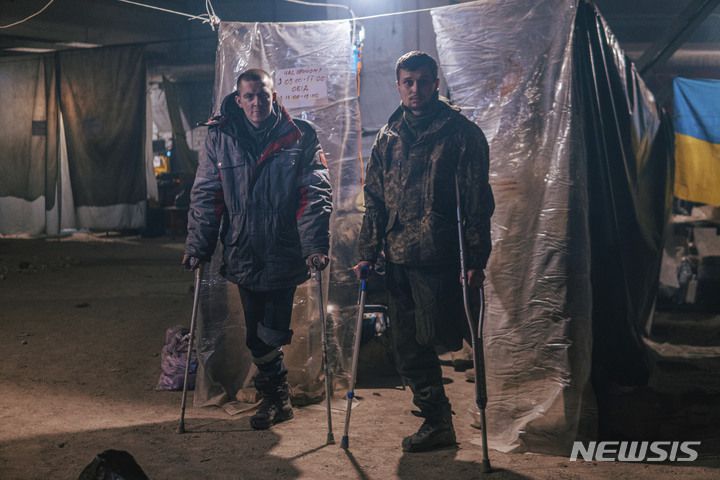 [마리우폴=AP/뉴시스] 지난 10일(현지시간) 우크라이나 마리우폴 아조우스탈 제철소 안에서 러시아군과 전투 중 부상한 아조우 연대 소속 군인들이 기자의 사진 촬영에 응하고 있다. 2022.0.12.