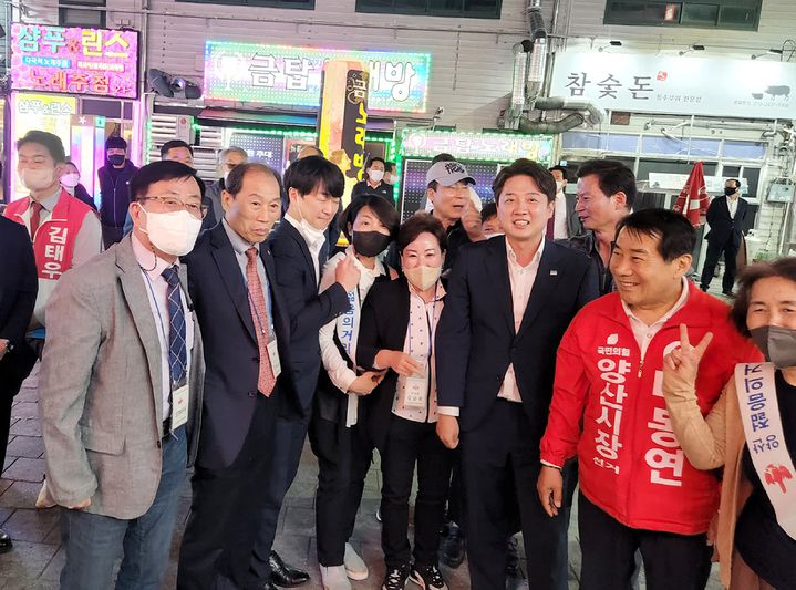 [양산=뉴시스] 안지율 기자 = 국민의힘 이준석 대표와 나동연 경남 양산시장 후보가 지난 14일 오후 양산시 양주동 젊음의 거리에서 시민들과 인증사진을 찍으며 나 시장의 지지를 호소하고 있다. (사진=나동연 후보 선거사무소 제공) 2022.05.15. photo@newsis.com *재판매 및 DB 금지