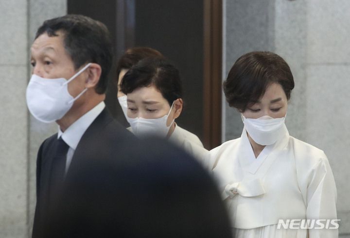 [서울=뉴시스] 권창회 기자 = 구본성 아워홈 전 부회장(왼쪽), 구지은 아워홈 부회장이 15일 오전 서울 송파구 서울아산병원 장례식장에서 엄수된 故 구자학 아워홈 회장 영결식에 참석하고 있다. 2022.05.15. kch0523@newsis.com