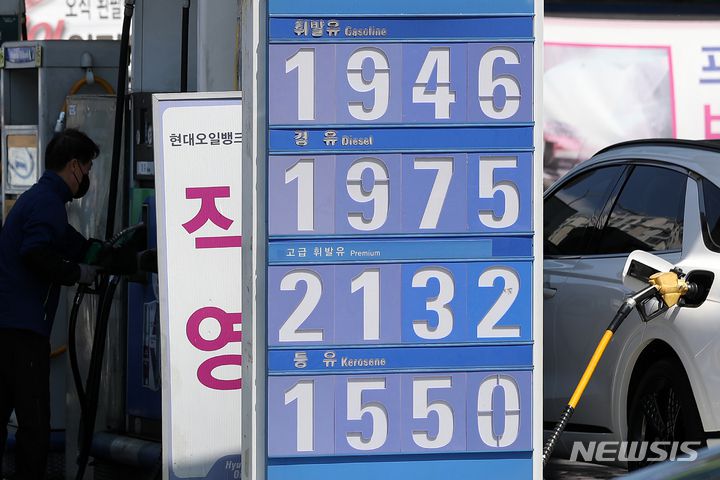 [서울=뉴시스] 백동현 기자 = 경유 가격이 급등하고 있는 15일 오전 서울 시내 한 주유소에서 경유가 휘발유보다 비싸게 판매되고 있다. 이날 기획재정부와 국토교통부 등에 따르면 급등한 경유 가격으로 인한 유가 부담이 한계 수준까지 커지자 정부는 화물차와 택시 등 경유차량을 이용한 사업자들에게 유가보조금을 더 많이 지급하는 방안을 검토하고 있다고 밝혔다. 2022.05.15. livertrent@newsis.com
