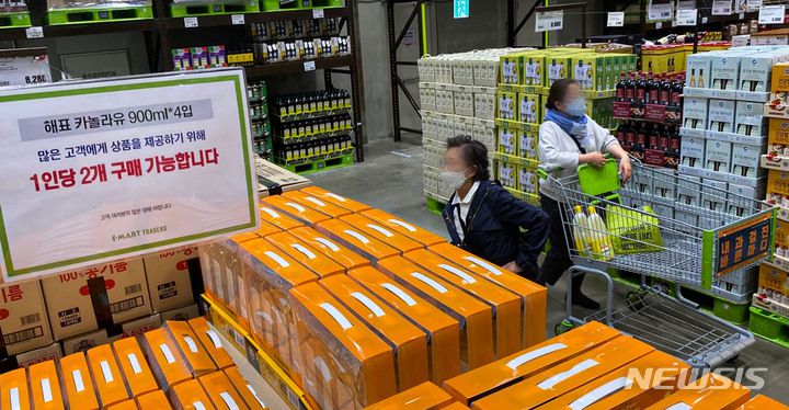 [서울=뉴시스] 권창회 기자 =  최대 해바라기유 수출국이던 우크라이나에서 전쟁이 나면서 생산과 수출길이 막혀 식용유 가격이 급등했다. 한국소비자원 가격정보 종합포털 참가격에 따르면 오뚜기 콩기름(900mL)의 5월 평균 판매가격은 4916원으로 지난해 같은 기간(3674원)보다 33.8% 올랐다. 같은 기간 해표 식용유(900mL)는 4071원에서 4477원으로 상승했다. 15일 오전 서울시내 창고형 대형마트에 구매 수량 제한 조치 안내문이 게시돼 있다. 2022.05.15. kch0523@newsis.com