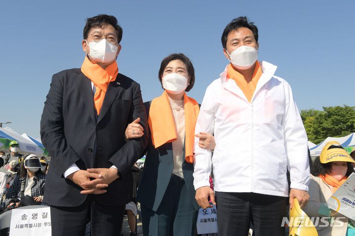 [서울=뉴시스] 김선웅 기자 = 국민의힘 오세훈 서울시장 후보(오른쪽)가 15일 서울 영등포구 여의도한강 공원 이벤트광장에서 열린 서울특별시학원연합회 2022 학교폭력예방 캠페인에 참석해 더불어민주당 송영길 서울시장 후보와 조미희 서울시학원연합회장과 기념촬영을 하고 있다. (공동취재사진) 2022.05.15. photo@newsis.com