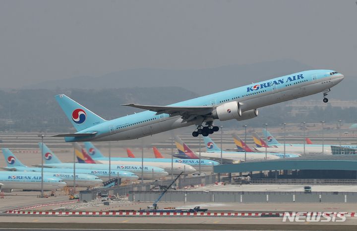 [인천공항=뉴시스] 조수정 기자 = 7일 인천국제공항에서 대한항공 여객기가 이륙하고 있다. 2022.05.17. chocrystal@newsis.com