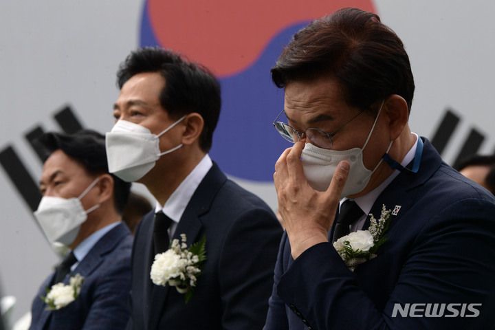 [서울=뉴시스] 배훈식 기자 = 송영길 더불어민주당 서울시장 후보가 18일 오전 서울 서대문구 서대문형무소역사관에서 열린 5.18 민중항쟁 제42주년 서울기념식에 참석해 눈물을 훔치고 있다.(공동취재사진) 2022.05.18. photo@newsis.com