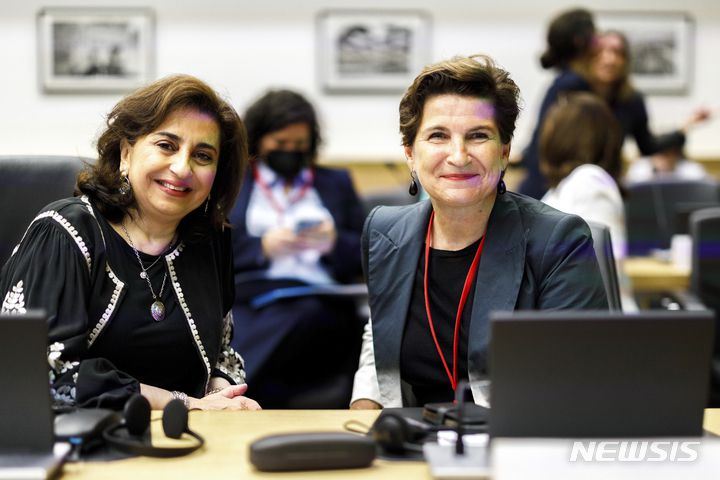 [브뤼셀=AP/뉴시스] 유엔여성기구( UN Women)의 시마 사미 바후스 사무총장(왼쪽)이 지난 해 5월19일  브뤼셀 여성회의에서 가이딩 그룹의 릴리안느 블루멘 의장과 포즈를 취하고 있다.