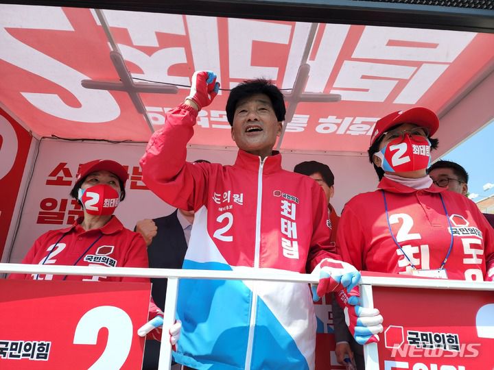 [의성=뉴시스] 김진호 기자 = 최태림 국민의힘 경북도의원 후보가 22일 의성전통시장 앞에서 열린 유세에서 지지를 호소하고 있다. 2022.05.22  kjh9326@newsis.com