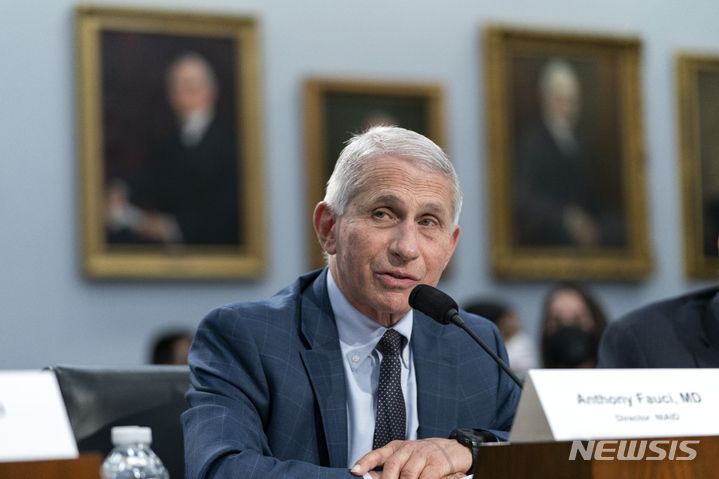 [ 워싱턴= AP/뉴시스] 앤서니 파우치  미 감염병연구소장 겸 백악관 의료 보좌관이 올해 5월 11일 하원 청문회에서 보건복지 및 의료 분야에 대한 증인으로 발언하고 있다.